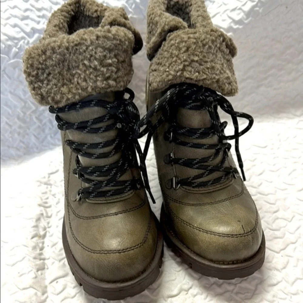 Mudd Ridge grey faux fur trim chunky heel ankle boots.